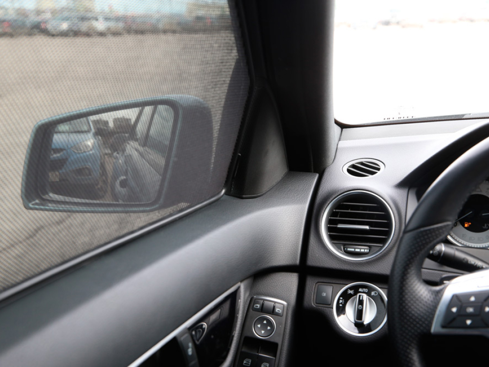  Каркасные автомобильные шторки - ВАЗ НИВА 2121 (1993-2019) с пласт. треугольником у зеркала+вырез на ЗВ под стоп-сигнал Внедорожник 3 дв. Комплект на передние двери (укороченные) PREMIUM - фото